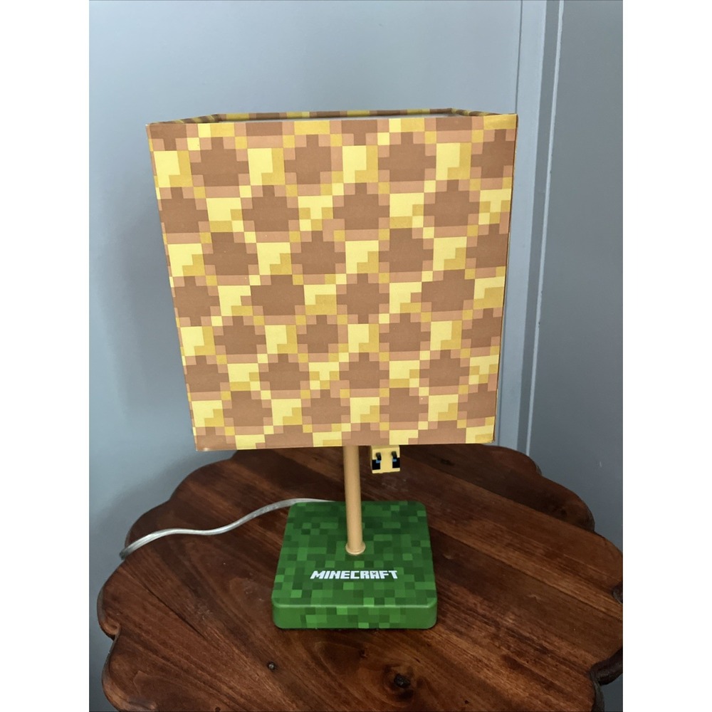 Minecraft  Beehive Block Lamp w/ Bee Lamp Pull 14" Table Bedside
